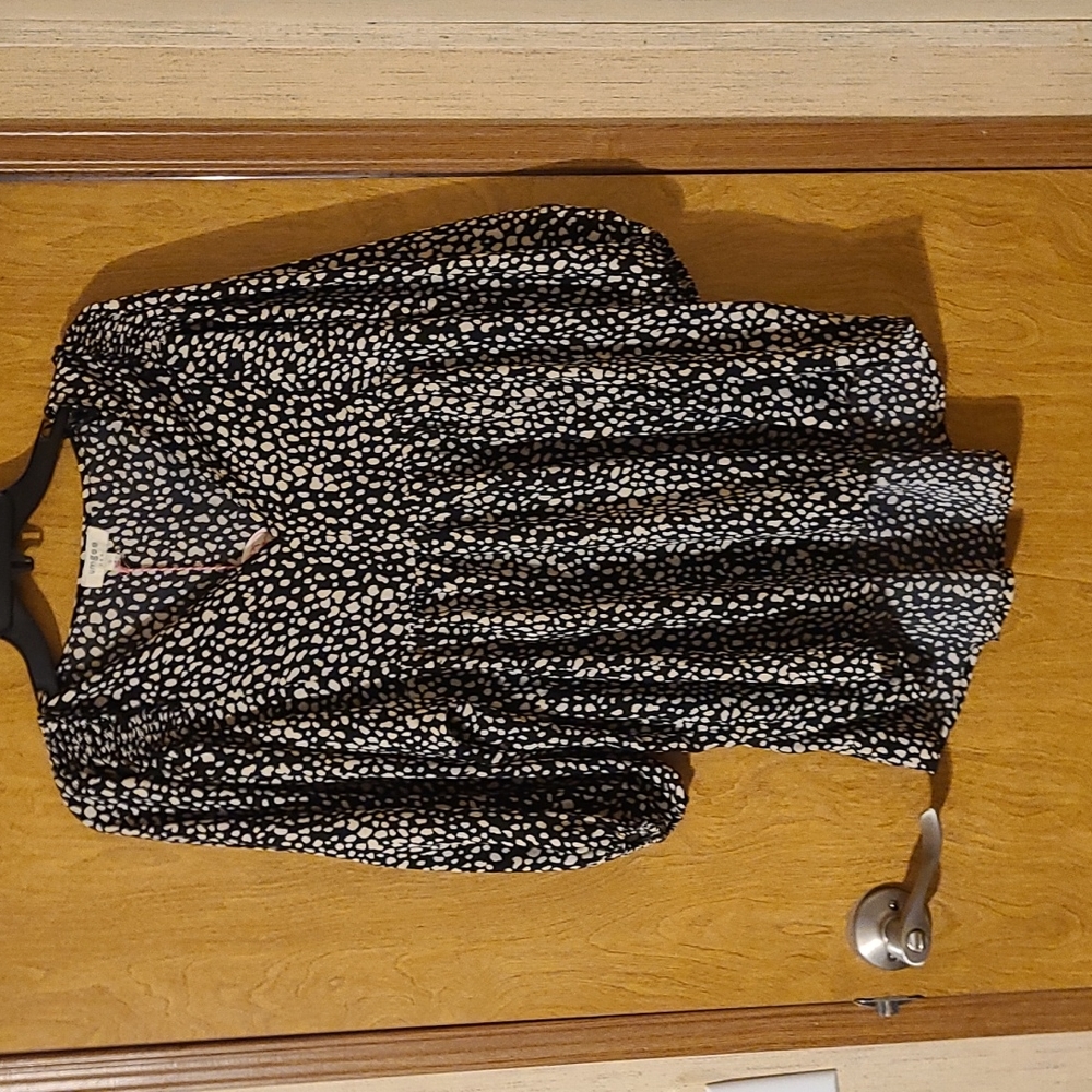 NWT Umgee dalmatian / black white spots blouse, hi-low, silky cute!